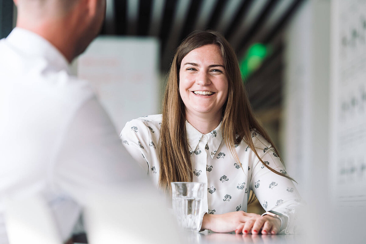 Fröhliche Frau in einem Gespräch 