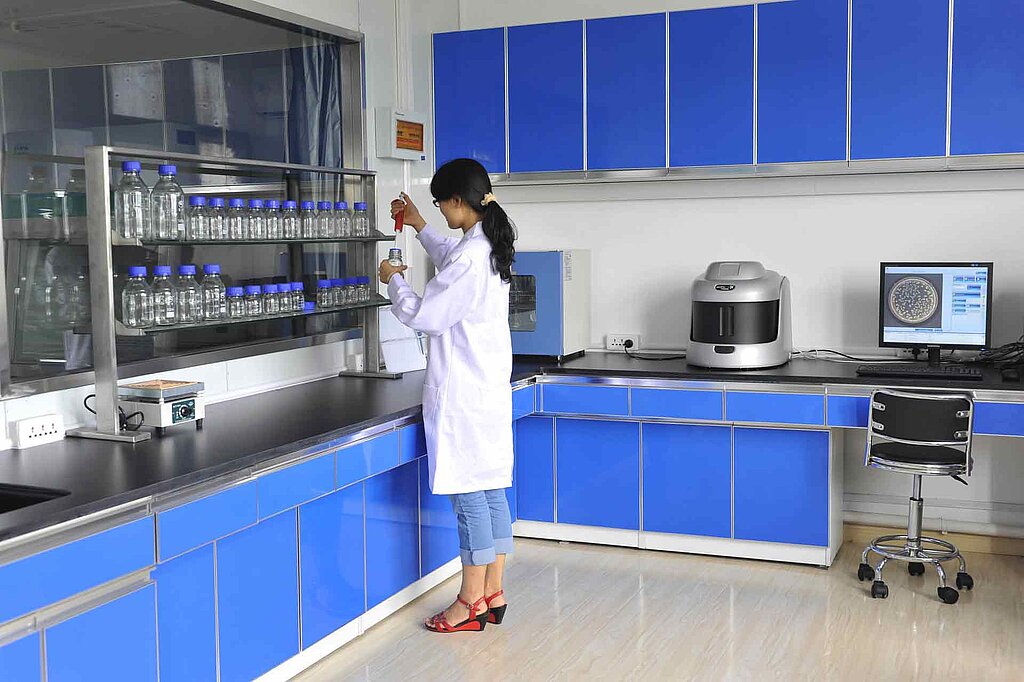 Frau die Tests in einem Labor macht 