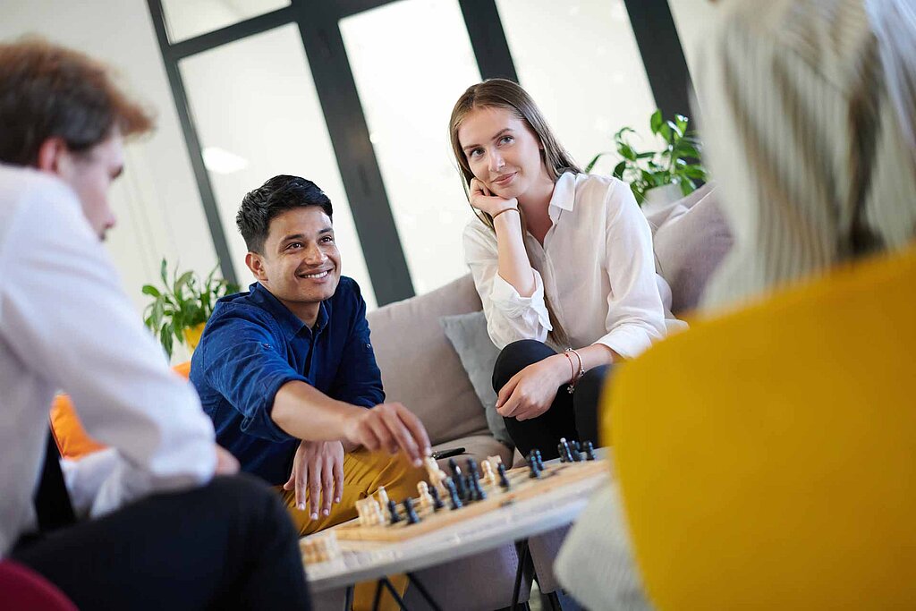 Studenten Spielen Schach in einer Hochschule 