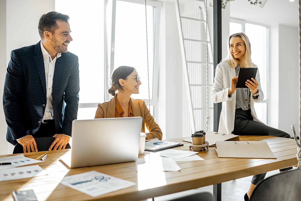 Büroraum in einem großen Unternehmen mit Mitarbeitern im Gespräch